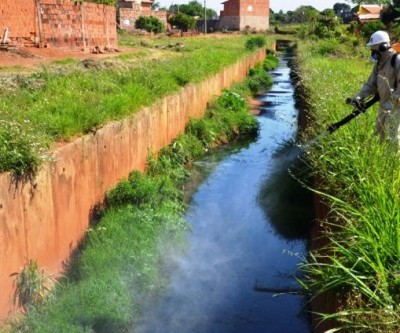 Equipe da Saúde faz bloqueio químico contra mosquitos no Jardim Brasília