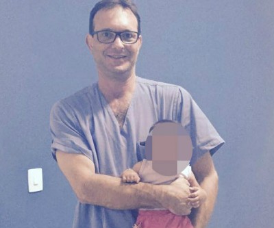 Cirurgião plástico se comove com história da criança que nasceu com dois sexos e resolve ajudar a família 
