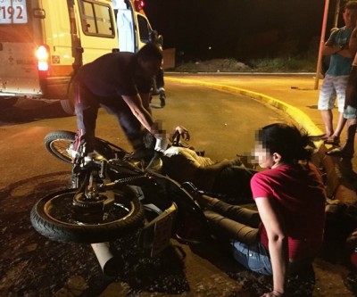 Homem que causou acidente foge a pé empurrando sua motocicleta 