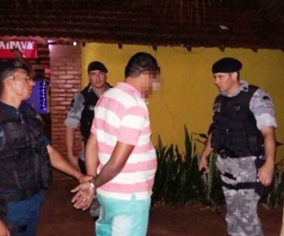 Mulher descobre que marido estava em boate após suspeita de porte de arma 