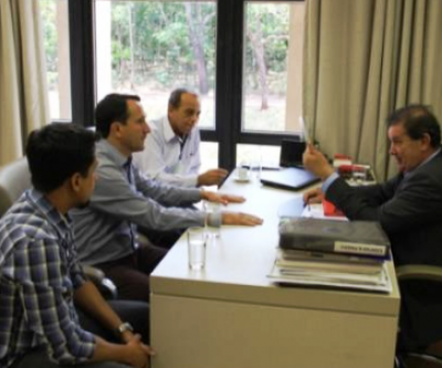 Deputado Eduardo Rocha recebe representantes do município de Paraíso das Águas