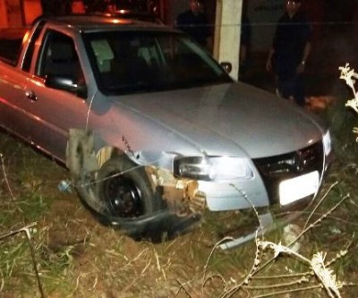 Racha na madrugada termina com prisão de foragido e dano em veículo 