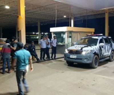 Frentistas são feitos de reféns durante assalto a posto de gasolina na BR-262