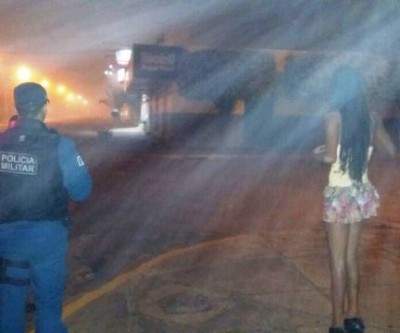 Mesmo com forte nevoeiro, travesti que trabalhava na madrugada é assaltado 