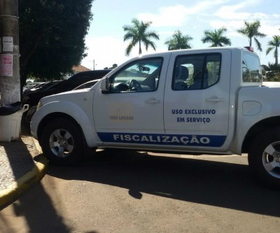 Motorista da prefeitura dá mau exemplo e estaciona camionete na “Faixa Amarela”
