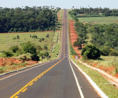 Após anunciar R$ 155 milhões para manutenção de estradas, governador assina contratos