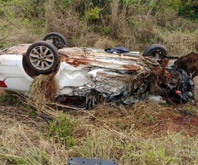 Acidente entre carro e carreta mata uma pessoa e deixa três homens feridos