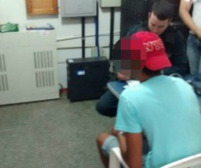 Menor coloca chinelo no pé e ao sair de mercado é apreendido por seguranças 