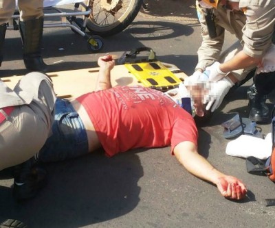 Acidente entre carro e moto deixa motociclista ferido na face 