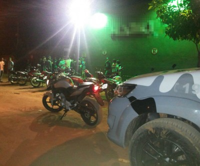 Moto com numeração raspada é encontrada na frente de clube de dança 