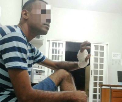Homem ferido na mão com munição de revólver é levado para a DEPAC para esclarecimentos 