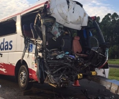 Quatro feridos têm alta após acidente entre ônibus e caminhão em Lins