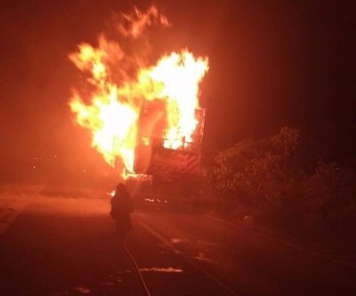 Bombeiros de Três Lagoas combatem incêndio à carreta na BR-158