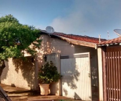 Em menos de 15 horas, residência no bairro Colinos é incendiada 