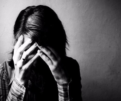 Mulher espancada por marido e filho solicita medida protetiva de urgência