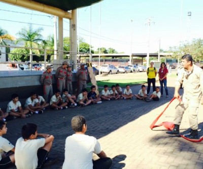 Bombeiros do Amanhã recebem treinamento na Praça Ramez Tebet