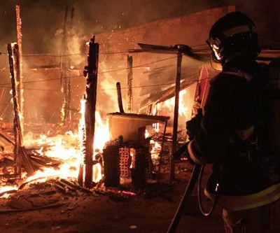 Após brigar com marido, mulher incendeia casa e foge com as filhas 
