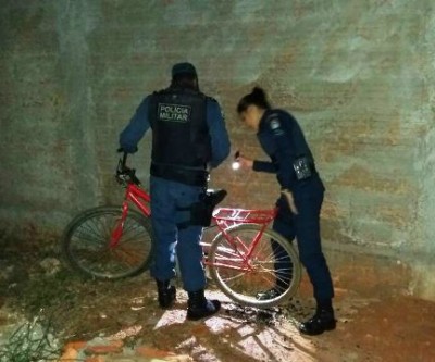 Varredores de rua encontram bicicleta abandonada em terreno baldio