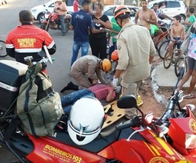 Após acidente, duas pessoas são socorridas pelas equipes dos bombeiros e SAMU 