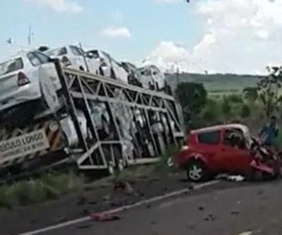 Acidente na BR-262 entre carreta-cegonha e carro mata duas pessoas
