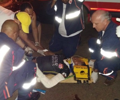 Motociclista que derrubou coqueiro em avenida é socorrido ao hospital em estado grave 