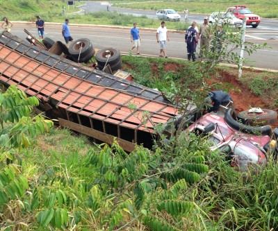 Caminhão boiadeiro tomba na BR-158 entre Três Lagoas e Inocência 