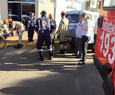 Bombeiros e SAMU resgatam vítimas de acidente de trânsito 