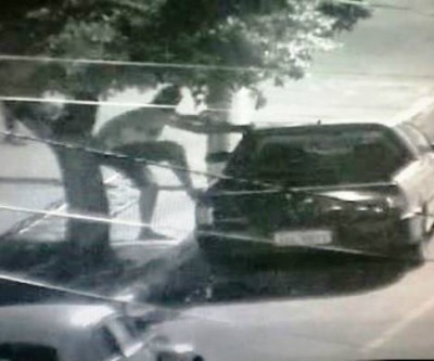 Homem  que aparece arrombando veículo disse à polícia que estava urinando 