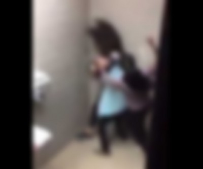 Mulher é ameaçada em festa por ex-amante do marido e brigam no banheiro