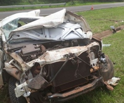 Motorista de 27 anos fica em estado grave ao bater caminhonete e capotar