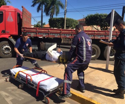 Vendedor de carros escapa da morte ao bater moto em caminhão 