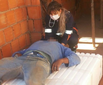 Pedreiro que caiu de escada é socorrido pelos bombeiros 