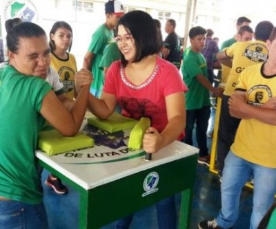 Alunos do colégio Afonso Pena são apresentados a Luta de Braço através do PROEMI
