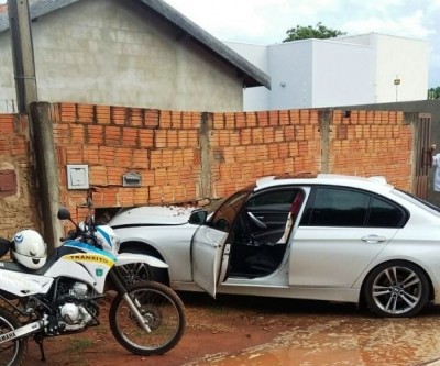 BMW bate e destrói muro de residência em Três Lagoas