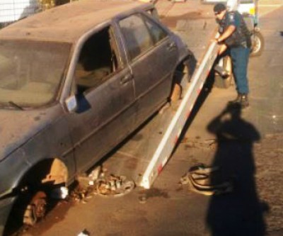 Carro que estava abandonado em via pública é guinchado pela PM 