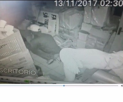 Vídeo mostra ladrões tentando furtar cofre de supermercado em Três Lagoas