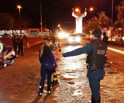 Polícia Militar realiza blitz noturna na região do Posto Campo Verde 