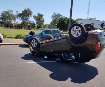 Motorista perde o controle da direção e capota carro em avenida de Três Lagoas