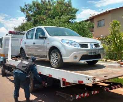 Renault Sandero é apreendido no Residencial Novo Oeste em Três Lagoas 