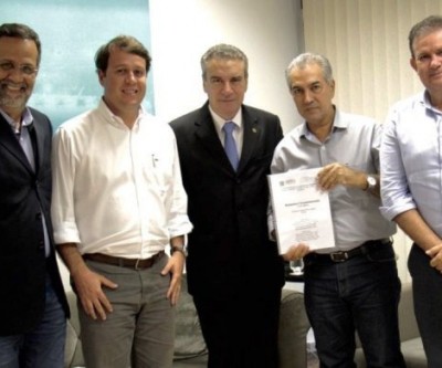 Eduardo Rocha e Paulo Corrêa entregam relatório da CPI da JBS ao governador Reinaldo Azambuja