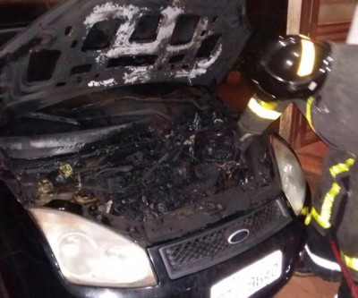 Corpo de Bombeiros atendem ocorrência de incêndio em veículo 