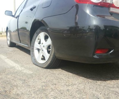 Bueiro aberto em avenida causa prejuízos para dona de Corolla 
