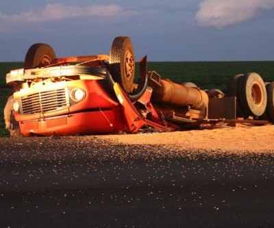 Motoristas de caminhão morre em capotamento