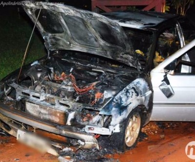 Carro pega fogo com família dentro em Bataguassu; todos escapam ilesos