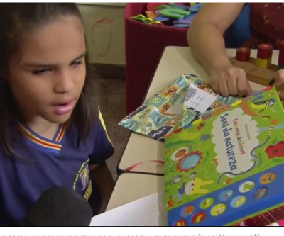 Criança com deficiência visual em Campo Grande pede livro com sons para Papai Noel