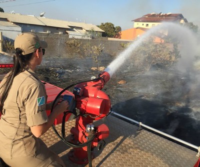 Corpo de Bombeiros evita que incêndio em terreno atingisse residências no São Carlos 