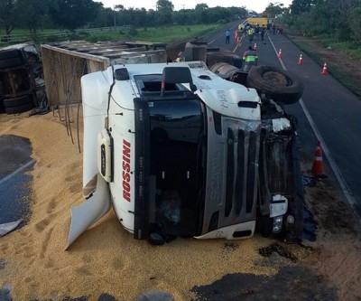 Colisão em carreta mata condutora na BR-163