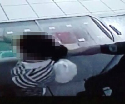 Assaltante invade sorveteria, anuncia roubo e ameaça vítima com faca 