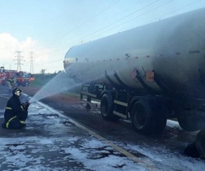 Com a rápida atuação do Corpo de Bombeiros Militares evita explosão de carreta de GLP