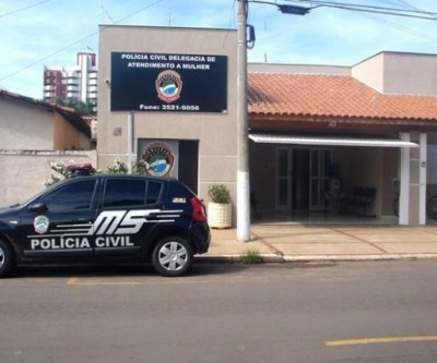 Homem espanca mulher com cabo de vassoura e acaba preso